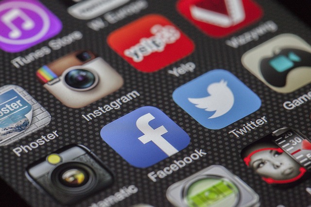 twitter a facebook
